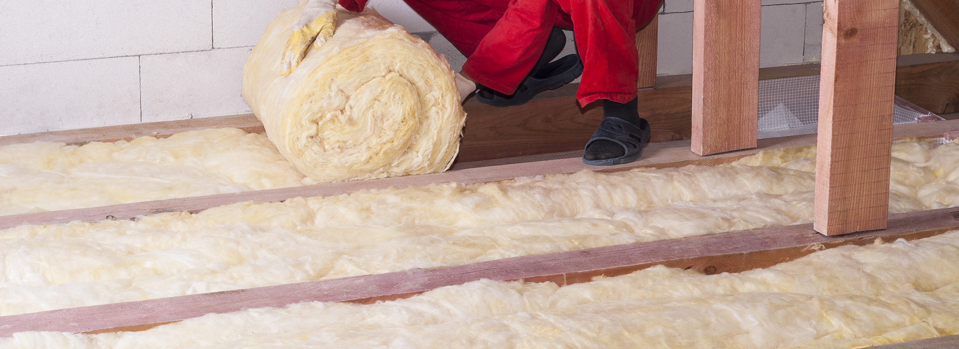 Artisan entrain d'isoler les combles d'une maison à Champigny sur Marne dans le Val de Marne