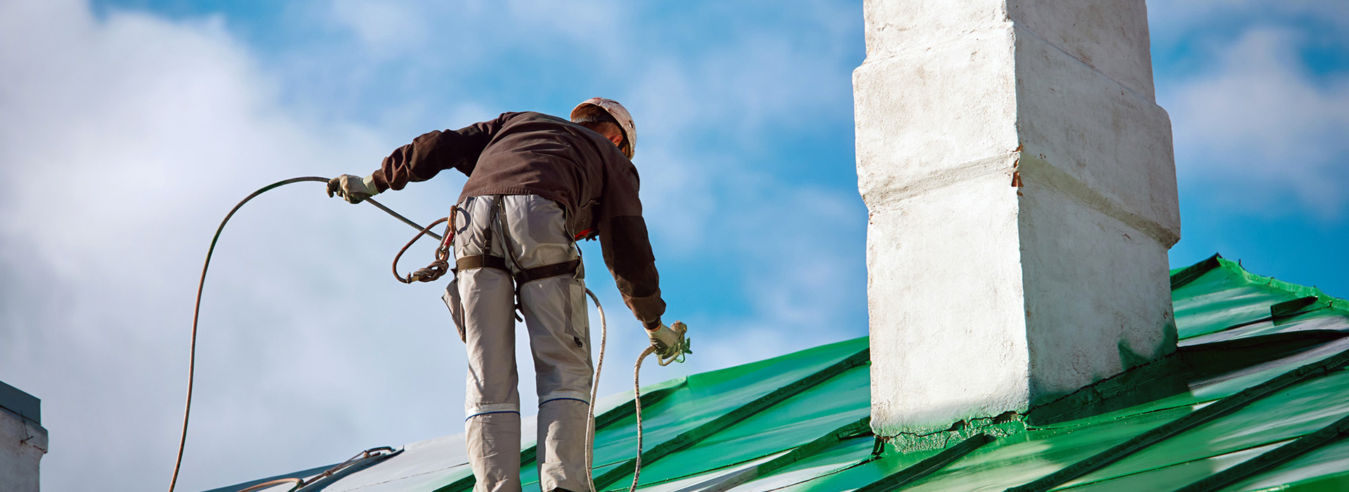 Réalisation de peinture sur toit en zinc dans le Val de Marne